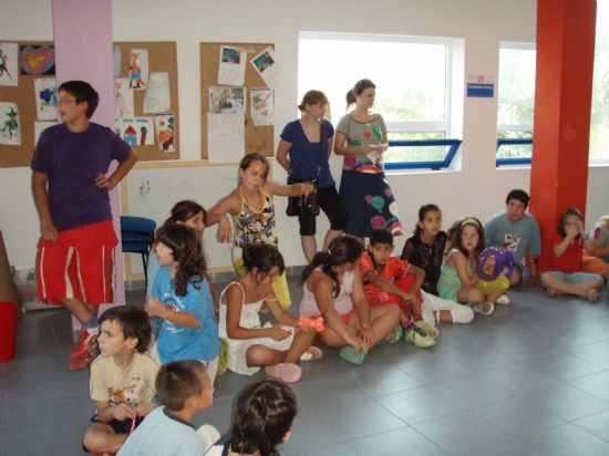 LOS PROYECTOS DE “PROMOCIÓN EDUCATIVA” Y “DINAMIZACIÓN SOCIAL EN BARRIOS” QUE LLEVA A CABO “EL CANDIL” SE DESPIDEN DURANTE LA ÉPOCA ESTIVAL CON LA CELEBRACIÓN DE UNA GRAN FIESTA EN LA EDUTECA “PUZZLE”, Foto 5