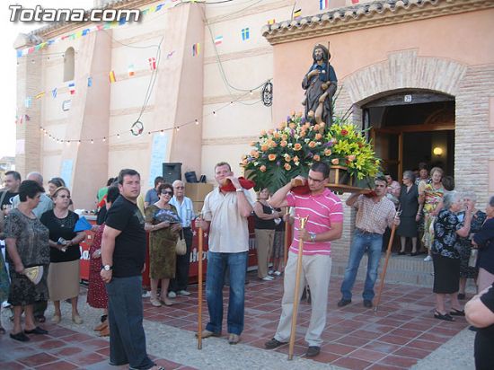 LAS FIESTAS DEL BARRIO DE SAN ROQUE CELEBRAN ESTE JUEVES, DÍA GRANDE DEL PATRÓN, LA TRADICIONAL PROCESIÓN Y REPARTO DE GUITARRAS, Foto 1
