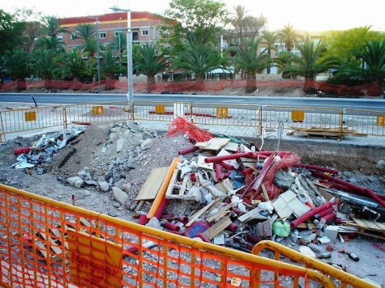 IU EN TOTANA INFORMA QUE CONCEJALES DE SU FORMACIÓN SE REÚNEN CON VECINOS DEL BARRIO LAS PERAS ANTE LA CAÓTICA SITUACIÓN DEL TRÁFICO POR LAS OBRAS DE LA AVDA. JUAN CALOS I, Foto 2