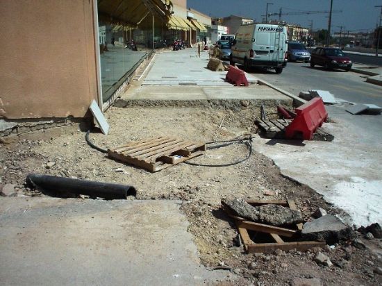 IU EN TOTANA INFORMA QUE CONCEJALES DE SU FORMACIÓN SE REÚNEN CON VECINOS DEL BARRIO LAS PERAS ANTE LA CAÓTICA SITUACIÓN DEL TRÁFICO POR LAS OBRAS DE LA AVDA. JUAN CALOS I, Foto 3