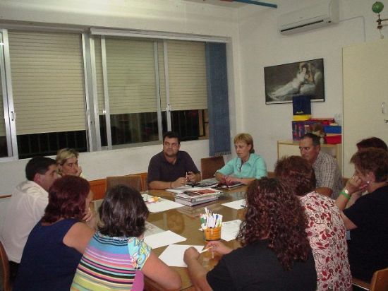 IU EN TOTANA INFORMA QUE CONCEJALES DE SU FORMACIÓN SE REÚNEN CON VECINOS DEL BARRIO LAS PERAS ANTE LA CAÓTICA SITUACIÓN DEL TRÁFICO POR LAS OBRAS DE LA AVDA. JUAN CALOS I, Foto 4