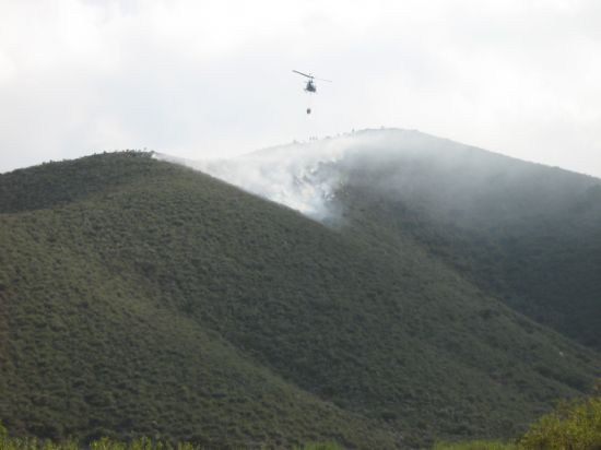 VOLUNTARIOS DE PROTECCIÓN CIVIL DE TOTANA PARTICIPAN EN LAS LABORES DE EXTINCIÓN DE UN INCENDIO OCURRIDO EN EL “CABEZO DEL BOLLO” JUNTO A LA PEDANÍA DE EL RAIGUERO (2007), Foto 2