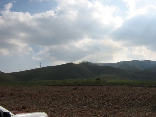 VOLUNTARIOS DE PROTECCIÓN CIVIL DE TOTANA PARTICIPAN EN LAS LABORES DE EXTINCIÓN DE UN INCENDIO OCURRIDO EN EL “CABEZO DEL BOLLO” JUNTO A LA PEDANÍA DE EL RAIGUERO (2007), Foto 3