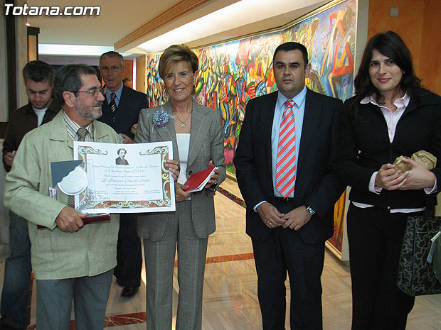EL POETA TOTANERO FRANCISCO BARCELÓ RECIBE EL PREMIO AL MEJOR SONETO EN EL IX CONCURSO PROVINCIAL DE POESÍA CUADERNOS MONROY, CELEBRADO EN LA ASAMBLEA REGIONAL (2007), Foto 1