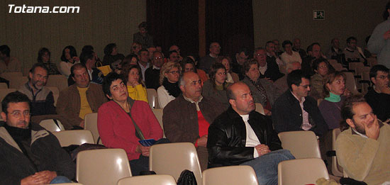 EL ALCALDE Y LA CONCEJAL DE CULTURA PRESENTAN EL LIBRO GANADOR DEL VI PREMIO DE INVESTIGACIÓN HISTÓRICA “ALPORCHÓN” QUE VERSA SOBRE LA TRADICIÓN HISTÓRICA DE LA ARTESANÍA LOCAL   , Foto 2