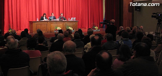 EL ALCALDE Y LA CONCEJAL DE CULTURA PRESENTAN EL LIBRO GANADOR DEL VI PREMIO DE INVESTIGACIÓN HISTÓRICA “ALPORCHÓN” QUE VERSA SOBRE LA TRADICIÓN HISTÓRICA DE LA ARTESANÍA LOCAL   , Foto 9