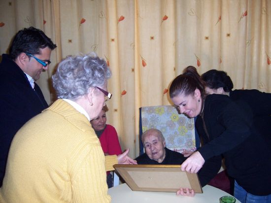 EL AYUNTAMIENTO RINDE UN HOMENAJE A LAS DOS VECINAS CENTENARIAS MAYORES DEL MUNICIPIO ÁGUEDA CRESPO Y DOLORES MELLADO, DE 103 Y 101 AÑOS REPECTIVAMENTE, Foto 1