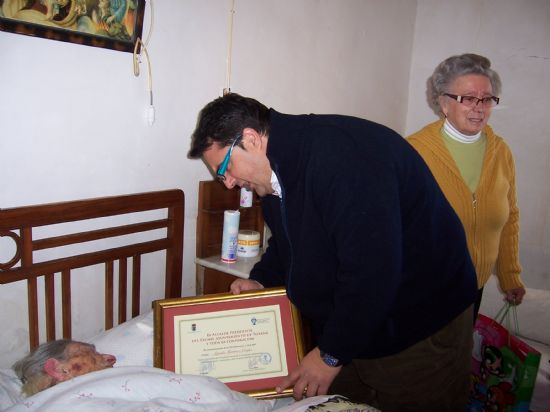 EL AYUNTAMIENTO RINDE UN HOMENAJE A LAS DOS VECINAS CENTENARIAS MAYORES DEL MUNICIPIO ÁGUEDA CRESPO Y DOLORES MELLADO, DE 103 Y 101 AÑOS REPECTIVAMENTE, Foto 3