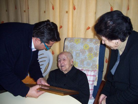 EL AYUNTAMIENTO RINDE UN HOMENAJE A LAS DOS VECINAS CENTENARIAS MAYORES DEL MUNICIPIO ÁGUEDA CRESPO Y DOLORES MELLADO, DE 103 Y 101 AÑOS REPECTIVAMENTE, Foto 5