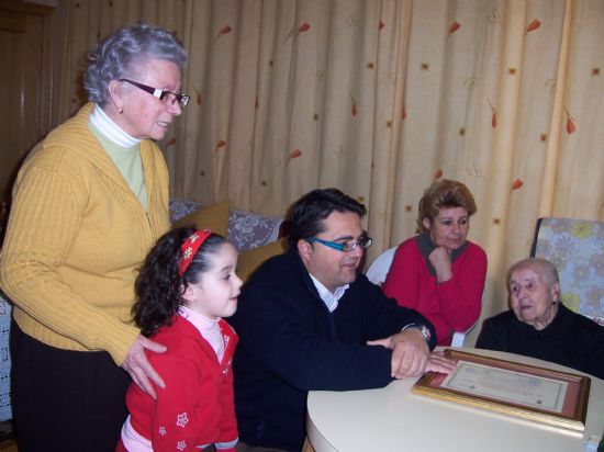 EL AYUNTAMIENTO RINDE UN HOMENAJE A LAS DOS VECINAS CENTENARIAS MAYORES DEL MUNICIPIO ÁGUEDA CRESPO Y DOLORES MELLADO, DE 103 Y 101 AÑOS REPECTIVAMENTE, Foto 9