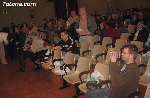 MIEMBROS DE LA PLATAFORMA CIUDADANA “NO A ESTE PLAN URBANÍSTICO” HICIERON UNA PRIMERA VALORACIÓN DE LA REUNIÓN CELEBRADA EL PASADO VIERNES EN EL CENTRO SOCIOCULTURAL “LA CÁRCEL”, Foto 2