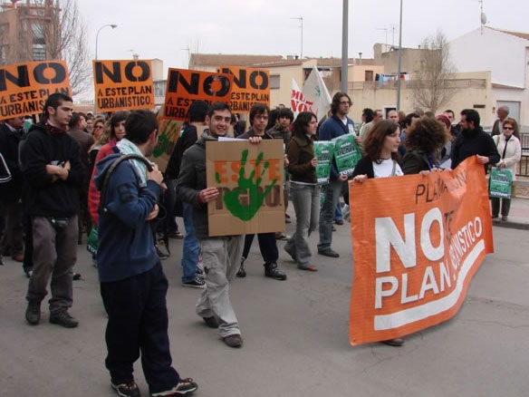 LA PLATAFORMA VALORA MUY POSITIVAMENTE EL RESPALDO CIUDADANO, TANTO DE DENTRO COMO DE FUERA DE NUESTRA CIUDAD, Y ESTIMA LA ASISTENCIA EN CASI 3000 PERSONAS, Foto 1