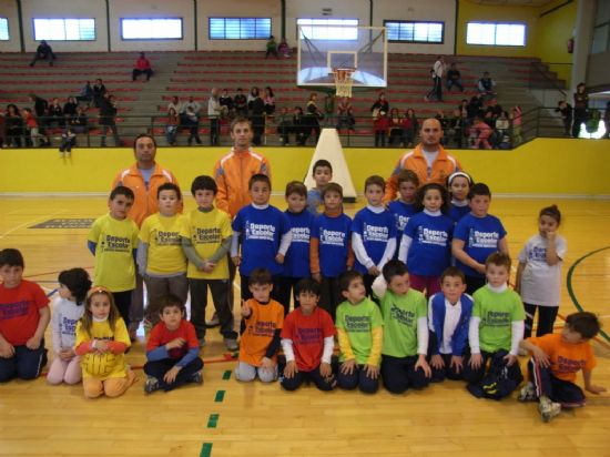 LA CONCEJALÍA DE DEPORTES ORGANIZÓ UNA JORNADA DE JUEGOS POLIDEPORTIVOS EN EL PABELLÓN MUNICIPAL DE DEPORTES MANOLO IBÁÑEZ, ENMARCADA EN EL PROGRAMA DE DEPORTE ESCOLAR, PARA LA CATEGORIA PREBENJAMIN, Foto 1