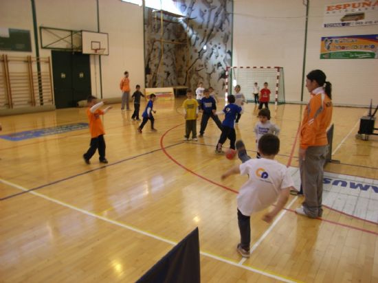 LA CONCEJALÍA DE DEPORTES ORGANIZÓ UNA JORNADA DE JUEGOS POLIDEPORTIVOS EN EL PABELLÓN MUNICIPAL DE DEPORTES MANOLO IBÁÑEZ, ENMARCADA EN EL PROGRAMA DE DEPORTE ESCOLAR, PARA LA CATEGORIA PREBENJAMIN, Foto 2