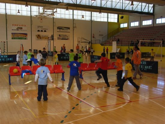 LA CONCEJALÍA DE DEPORTES ORGANIZÓ UNA JORNADA DE JUEGOS POLIDEPORTIVOS EN EL PABELLÓN MUNICIPAL DE DEPORTES MANOLO IBÁÑEZ, ENMARCADA EN EL PROGRAMA DE DEPORTE ESCOLAR, PARA LA CATEGORIA PREBENJAMIN, Foto 3