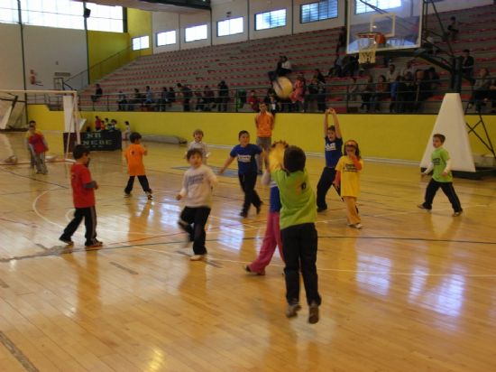 LA CONCEJALÍA DE DEPORTES ORGANIZÓ UNA JORNADA DE JUEGOS POLIDEPORTIVOS EN EL PABELLÓN MUNICIPAL DE DEPORTES MANOLO IBÁÑEZ, ENMARCADA EN EL PROGRAMA DE DEPORTE ESCOLAR, PARA LA CATEGORIA PREBENJAMIN, Foto 4