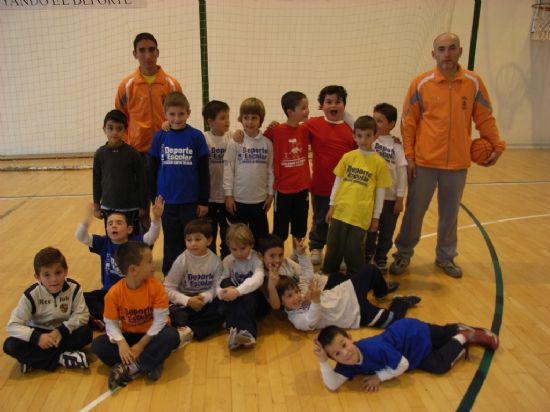 LA CONCEJALÍA DE DEPORTES ORGANIZÓ UNA JORNADA DE JUEGOS POLIDEPORTIVOS EN EL PABELLÓN MUNICIPAL DE DEPORTES MANOLO IBÁÑEZ, ENMARCADA EN EL PROGRAMA DE DEPORTE ESCOLAR, PARA LA CATEGORIA PREBENJAMIN, Foto 5