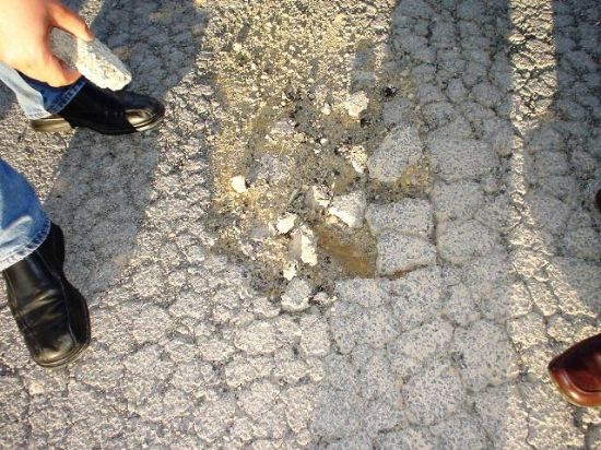 IZQUIERDA UNIDA ASEGURA QUE EL PARTIDO POPULAR IMPIDE, CON SU MAYORÍA ABSOLUTA, EN EL PLENO DE TOTANA QUE SE INVESTIGUE EL DETERIORO DEL CAMINO DE LOS GARRES, ASFALTADO HACE MESES CON FONDOS EUROPEOS, Foto 1