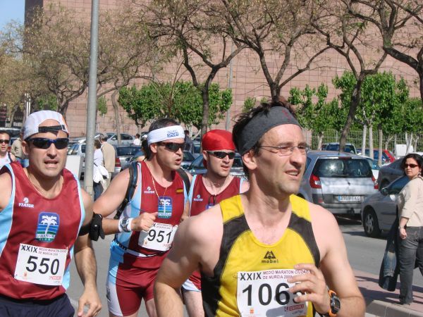 EL ATLETA DEL CLUB ATLETISMO TOTANA-OPTICA SANTA EULALIA COLIN TACKWELL SUBE AL PODIUM EN LA XXIX MEDIA MARATÓN “CIUDAD DE MURCIA”, Foto 1