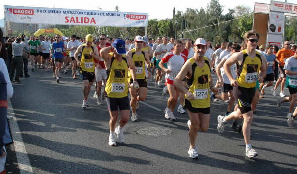 EL ATLETA DEL CLUB ATLETISMO TOTANA-OPTICA SANTA EULALIA COLIN TACKWELL SUBE AL PODIUM EN LA XXIX MEDIA MARATÓN “CIUDAD DE MURCIA”, Foto 2