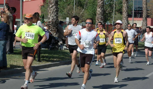 EL ATLETA DEL CLUB ATLETISMO TOTANA-OPTICA SANTA EULALIA COLIN TACKWELL SUBE AL PODIUM EN LA XXIX MEDIA MARATÓN “CIUDAD DE MURCIA”, Foto 3