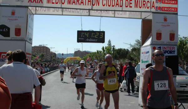 EL ATLETA DEL CLUB ATLETISMO TOTANA-OPTICA SANTA EULALIA COLIN TACKWELL SUBE AL PODIUM EN LA XXIX MEDIA MARATÓN “CIUDAD DE MURCIA”, Foto 4