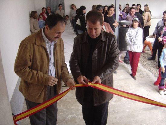 ALCALDE Y CONCEJAL DE DEPORTES INAUGURAN DOS SALAS POLIVALENTES DEPORTIVAS EN LAS ANTIGUAS ESCUELAS DE EL PARETÓN-CANTAREROS, Foto 1