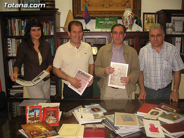 LA FUNDACIÓN LA SANTA DE TOTANA CEDE A LA BIBLIOTECA MUNICIPAL FONDOS BIBLIOGRÁFICOS SOBRE LA FIGURA DE LA PATRONA SANTA EULALIA, Foto 1