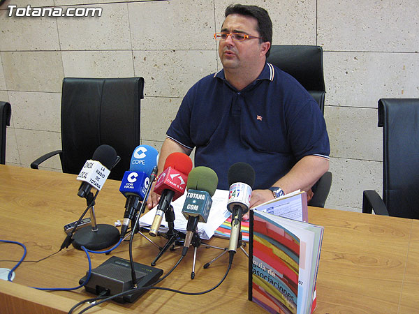 SE PRESENTA LA GUIA DE ASOCIACIONES 2007 DONDE VIENE RECOGIDA TODA LA INFORMACIÓN DEL TEJIDO ASOCIATIVO DE TOTANA, Foto 1