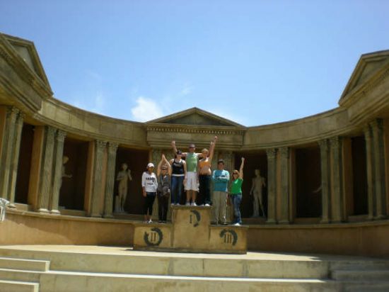 LOS ALUMNOS DEL AULA OCUPACIONAL REALIZAN UNA EXCURSIÓN DE FIN DE CURSO AL PARQUE DE ATRACCIONES DE “TERRA MÍTICA” EN BENIDORM, Foto 1