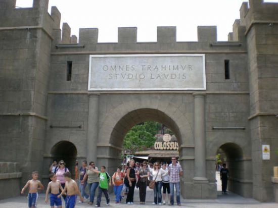 LOS ALUMNOS DEL AULA OCUPACIONAL REALIZAN UNA EXCURSIÓN DE FIN DE CURSO AL PARQUE DE ATRACCIONES DE “TERRA MÍTICA” EN BENIDORM, Foto 2