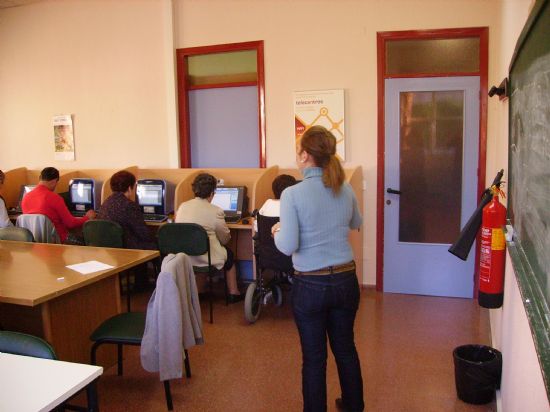 LOS USUARIOS DEL CENTRO MUNICIPAL DE PERSONAS MAYORES FINALIZAN LAS ACTIVIDADES Y TALLERES FORMATIVOS, Foto 3