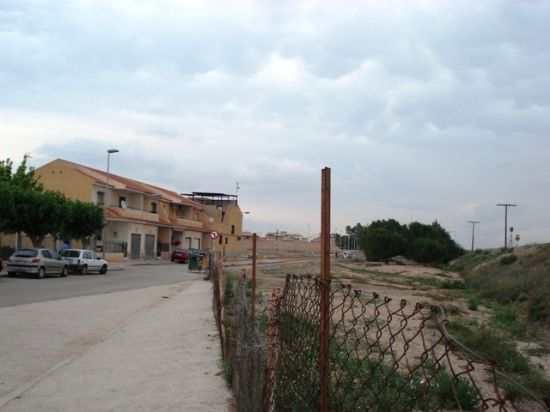 SEGUN IU + LOS VERDES, “VECINOS DEL BARRIO OLIMPICO Y LAS PERAS, PONEN DE MANIFIESTO A LOS CONCEJALES DE IU+LV, EL INCUMPLIMIENTO DEL GOBIERNO DEL PP ANTE EL RIESGO DE INUNDACIONES QUE SUFREN POR EL AUMENTO DE PLUVIALES, Foto 2