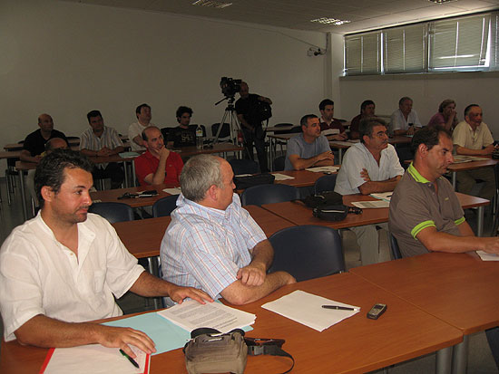 LOS CONCEJALES DE IU EN LA REGIÓN SE REUNIERON ESTE FIN DE SEMANA EN TOTANA PARA DEFINIR LAS BASES DEL PROGRAMA DE VIVIENDA DE CARA A LAS ELECCIONES DEL 2007 Y LA NUEVA LEY ESTATAL DEL SUELO, Foto 2
