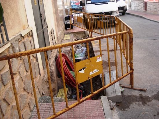 Los concejales de IU + Los Verdes denuncian la desidia del Gobierno del PP en Totana, que permite durante semanas, ante la indignación de vecinos y comerciantes en calle Juan XXIII, agujeros permanentes y grave peligro sin señalizar, Foto 4