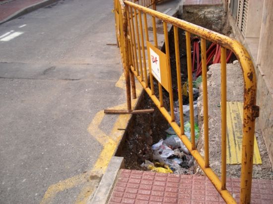 Los concejales de IU + Los Verdes denuncian la desidia del Gobierno del PP en Totana, que permite durante semanas, ante la indignación de vecinos y comerciantes en calle Juan XXIII, agujeros permanentes y grave peligro sin señalizar, Foto 6