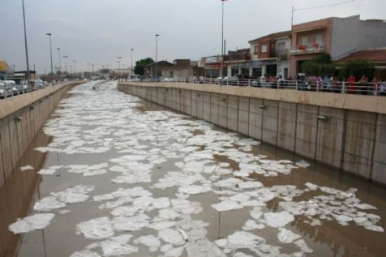IZQUIERDA UNIDA + LOS VERDES, EN TOTANA, APUNTA A UNA NEGLIGENCIA EN LA URBANIZACIÓN DE LA BASCULA POR LA DESAPARICIÓN DE LOS DRENAJES QUE EVACUABAN LAS AGUAS PLUVIALES DEL PASO SUBTERRÁNEO, Foto 1