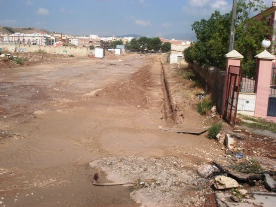 IZQUIERDA UNIDA + LOS VERDES, EN TOTANA, APUNTA A UNA NEGLIGENCIA EN LA URBANIZACIÓN DE LA BASCULA POR LA DESAPARICIÓN DE LOS DRENAJES QUE EVACUABAN LAS AGUAS PLUVIALES DEL PASO SUBTERRÁNEO, Foto 2