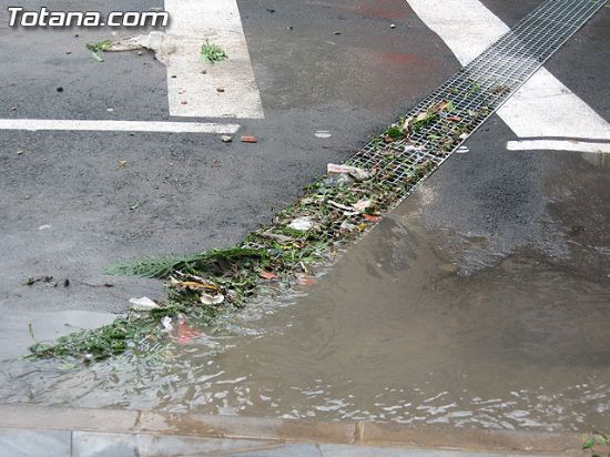 EL AYUNTAMIENTO INVIERTE EN LOS DOS ÚLTIMOS AÑOS MÁS DE 360.000 EUROS EN DISTINTOS BARRIOS DEL CASCO URBANO PARA MEJORAR LA RED DE PLUVIALES Y EVITAR INUNDACIONES Y ADOPTARÁ MEDIDAS URGENTES PARA PREVENIRLAS, Foto 1