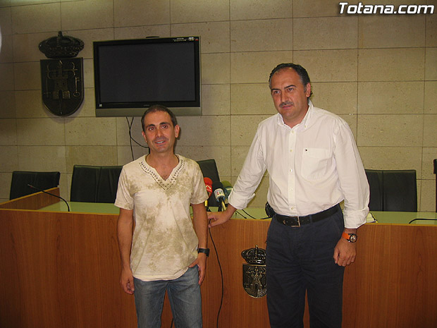 LA CONCEJALÍA DE DEPORTES HOMENAJEA AL DEPORTISTA TOTANERO DIEGO NOGUERA TRAS FINALIZAR SU VIAJE EN BICICLETA DESDE TOTANA HASTA ROMA (2007), Foto 2