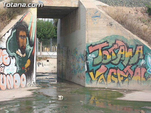 EL CONCEJAL DE OBRAS ASEGURA QUE EL VERTIDO EN EL BARRIO OLÍMPICO-LAS PERAS ES CONSECUENCIA DE UNA AVERÍA EN LA RED DE SANEAMIENTO QUE SE SOLUCIONARÁ EN LOS PRÓXIMOS DÍAS, Foto 1