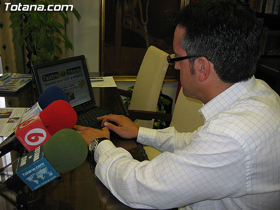 HOY TENDRÁ LUGAR UNA OBRA DE TÍTERES SOBRE EL USO DE INTERNET PARA NIÑOS Y MAYORES EN EL CENTRO SOCIOCULTURAL “LA CÁRCEL”, Foto 1