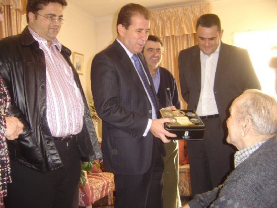 AUTORIDADES LOCALES VISITAN DOMICILIOS ANCIANOS PARA FELICITARLES LA NAVIDAD Y OBSEQUIARLES CON DULCES TÍPICOS ARTESANOS   , Foto 1