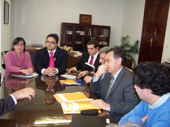 ACUERDAN UN NUEVO TRAZADO ENTRE EL PASO A NIVEL DE LA CEÑA DEL HIERRO Y LA N-340 QUE EVITARÁ LA PELIGROSIDAD EXISTENTE, Foto 1