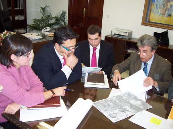 ACUERDAN UN NUEVO TRAZADO ENTRE EL PASO A NIVEL DE LA CEÑA DEL HIERRO Y LA N-340 QUE EVITARÁ LA PELIGROSIDAD EXISTENTE, Foto 6