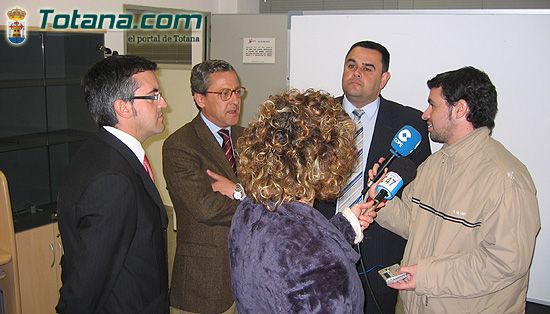 MÁS DE 150 EMPRESARIOS SE INTERESAN POR EL PROGRAMA DE AYUDAS DEL INSTITUTO DE FOMENTO DE MURCIA PARA EL AÑO 2005   , Foto 1