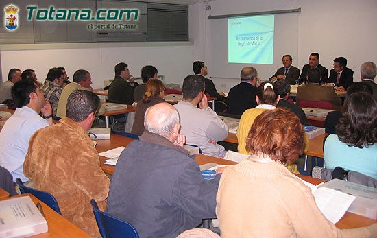 MÁS DE 150 EMPRESARIOS SE INTERESAN POR EL PROGRAMA DE AYUDAS DEL INSTITUTO DE FOMENTO DE MURCIA PARA EL AÑO 2005   , Foto 3