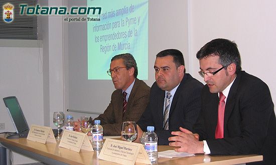 MÁS DE 150 EMPRESARIOS SE INTERESAN POR EL PROGRAMA DE AYUDAS DEL INSTITUTO DE FOMENTO DE MURCIA PARA EL AÑO 2005   , Foto 4