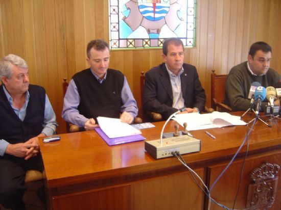 AYUNTAMIENTO Y ASOCIACIÓN DE TAXISTAS RENUEVAN CONVENIO DE COLABORACIÓN POR 1.200 EUROS PARA IMPULSAR ESTE TRANSPORTE PÚBLICO    (2005), Foto 1