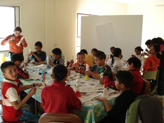 LAS MONITORAS DE ARTES PLÁSTICAS DE LA CONCEJALÍA DE FOMENTO Y EMPLEO ORGANIZAN UN TALLER DE MANUALIDADES EN COLABORACIÓN CON MURCIA ACOGE (2008), Foto 3